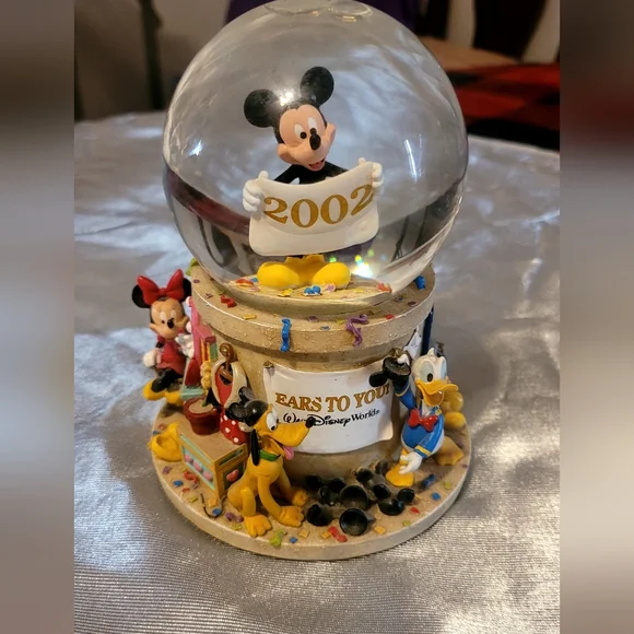 2002 Disney "Ears to You" musical snow globe featuring Mickey Mouse and friends. - Picture 7 of 12